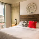 2B,2Ba Luxury Apartment Balcony,Wi-Fi, Paid In&Out Parking In Bldg