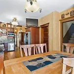 New! Xl North Center Apt - 2 Car Garage And Ev Charger! Patios!