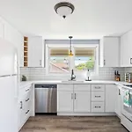 Norwood Park/Edison Park! Workstation & In-Unit Laundry! 2Nd Floor Apt