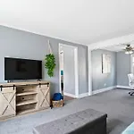 Norwood Park/Edison Park! Workstation & In-Unit Laundry! 2Nd Floor Apt