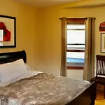 Historic Home With Outdoor Hot Tub Near Downtown In Public Transportation Hub