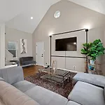 Chicago New 2Br Home W 3 Beds And Highspeed Internet