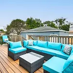 Awesome Chicago Home With Game Room, Deck And Yard!