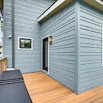 Awesome Chicago Home With Game Room, Deck And Yard!