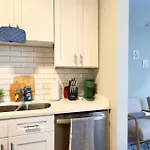 Modern 2Br, Ideal Location Near Local Spots