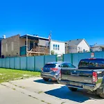 Apt With Deck About 6 Mi To Downtown Chicago!