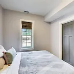 Cozy Coach House With Private Deck