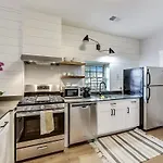 Cozy Coach House With Private Deck