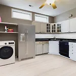 Chic Loft In The Southport Corridor