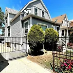Exquisite Rogers Park 1 Bedroom, 1 Bath Apartment Near Evanston