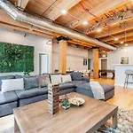 201Loft Downtown Spacious Loft Sleeps 10