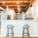 201Loft Downtown Spacious Loft Sleeps 10