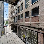Chic 2Br 2Ba Condo With Balcony - River North Chicago