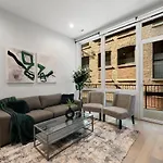 Chic 2Br 2Ba Condo With Balcony - River North Chicago