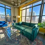 Mccormick Place Luxury Corner Apartment With Optional Parking For 6 Guests