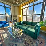 Mccormick Place Luxury Corner Apartment With Optional Parking For 6 Guests