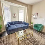 The Secret West Loop Oasis For Up To 4 Guests
