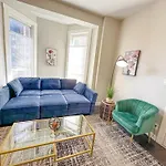 The Secret West Loop Oasis For Up To 4 Guests