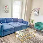 The Secret West Loop Oasis For Up To 4 Guests