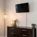 Spacious 2 Bedroom Near Midway