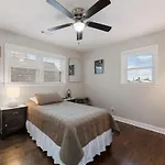 Spacious 2 Bedroom Near Midway