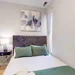 Modern Green Escape Near Il Medical District