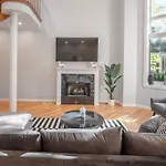 Gold Coast Pristine Home Rooftop Pooltable Parking
