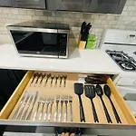 Spacious 3 Bed 2 Bath Apt In Rogers Park