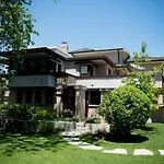 Frank Lloyd Wright\'S Emil Bach House
