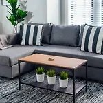Convenient & Newly Decorated 1Br Apartment - Roscoe 1D