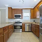 Expansive 4Br In Near West Side By Sonder