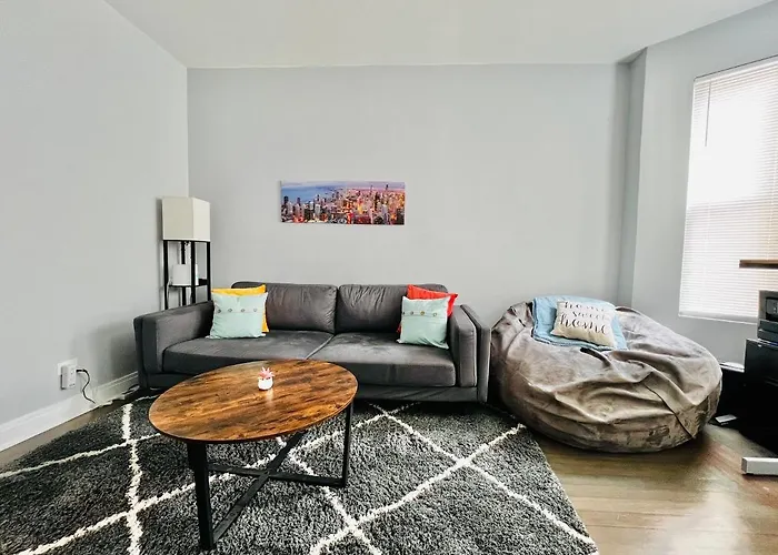 Lovely Logan Square 2-Bedroom In Chicago