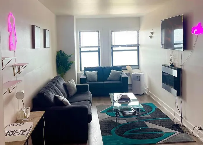 Luxury 3 Bedroom Home With Fireplace & Lake View!