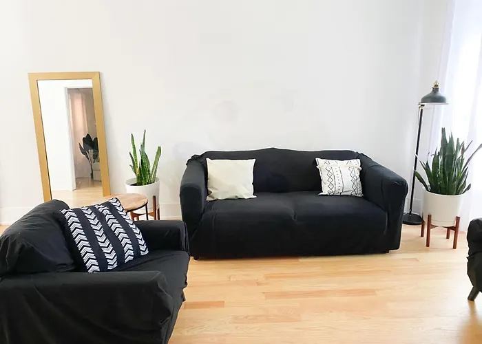 Updated 3 Bedroom In Portage Park! Free Parking!