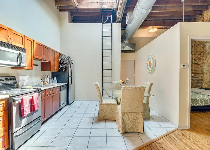 Central Chicago Loft Walk To Soldier Field!