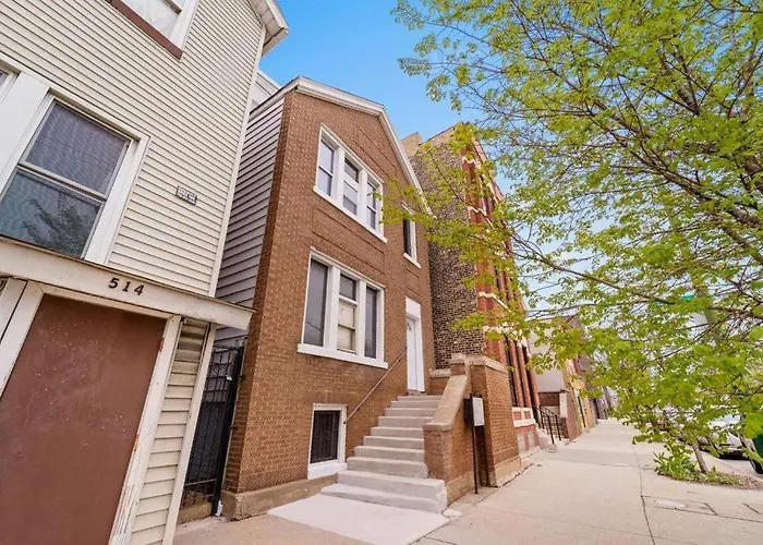 Cozy, Top-Floor 3Br Loft With Balcony In West Town
