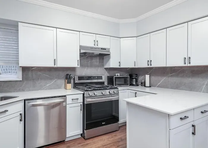 Beautiful Remodeled Penthouse Unit In Old Town