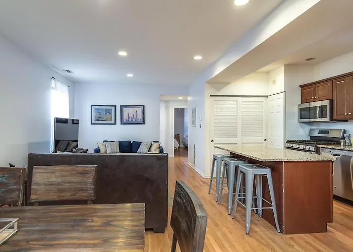 Lincoln Park Living - Suite 2