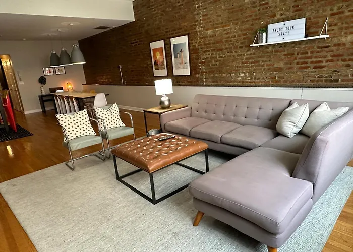 Trendy Wicker Park Loft With Parking