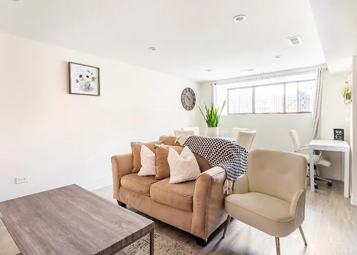 Cozy 2 Brm Apartment Mins Away From United Center