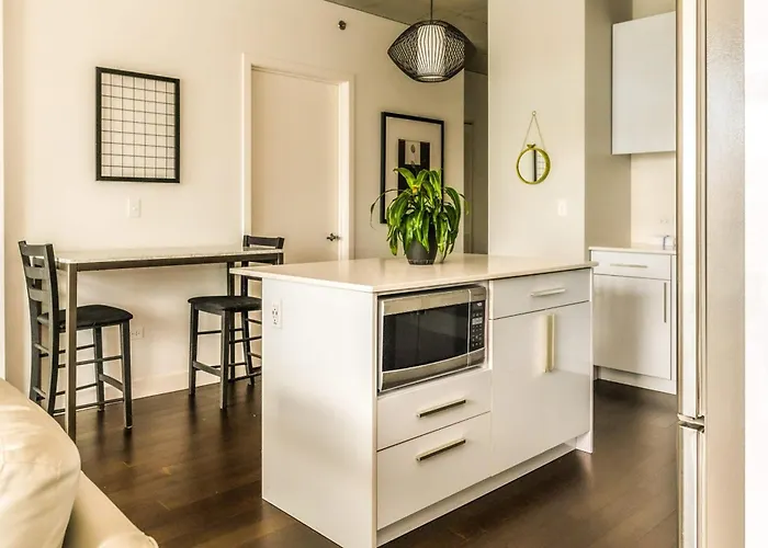 2B,2Ba Luxury Apartment Balcony,Wi-Fi, Paid In&Out Parking In Bldg