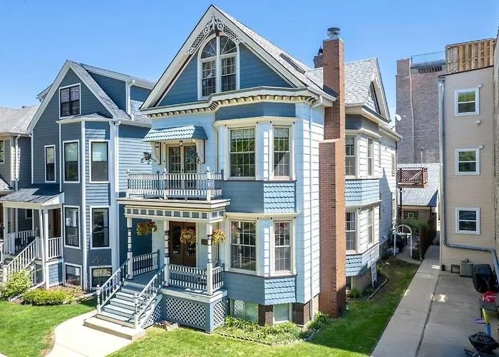 New! Xl North Center Apt - 2 Car Garage And Ev Charger! Patios!