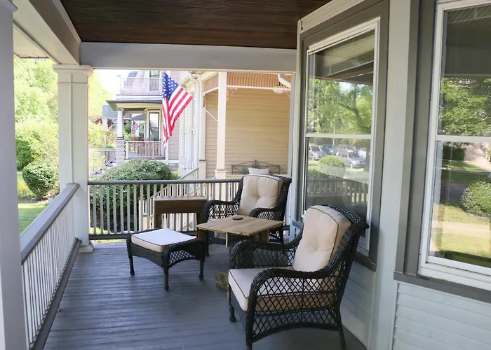 Historic Home With Outdoor Hot Tub Near Downtown In Public Transportation Hub