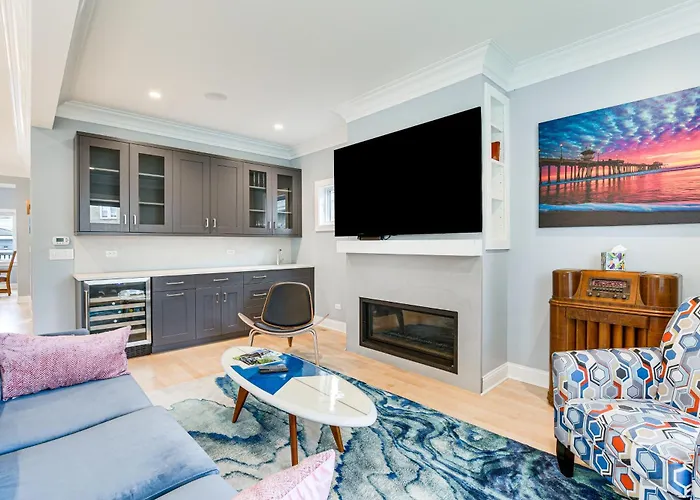 Awesome Chicago Home With Game Room, Deck And Yard!