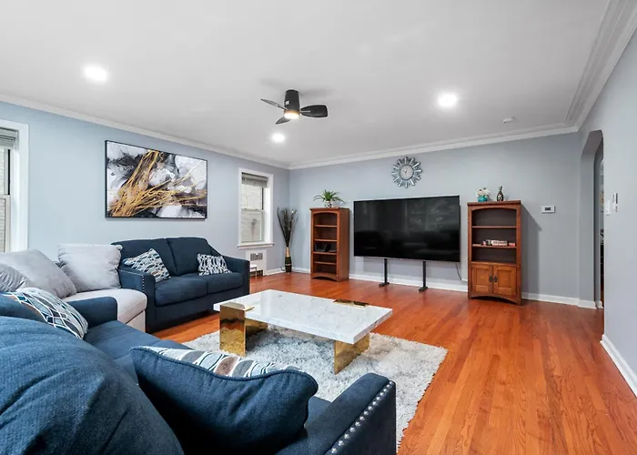 Chic & Spacious 3-Bedroom Condo-Just 10 Minutes From Downtown Chicago