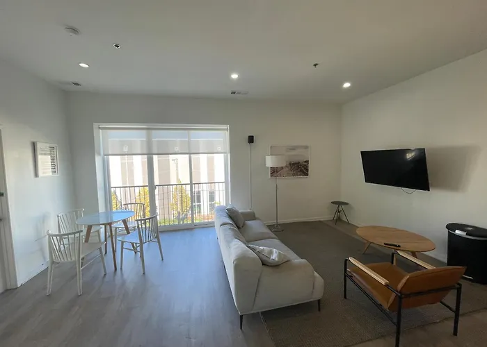 Stylish Shared Condo Minutes From Downtown Chicago, 1Bedroom And Shared Access