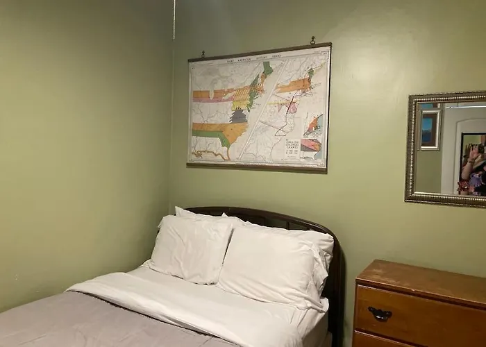 Private Room With Full Size Bed In Lakeview - 3C