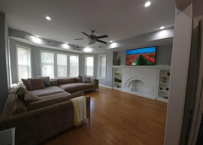 Beautiful Big 3 Bedroom Quiet Apt Near Downtown