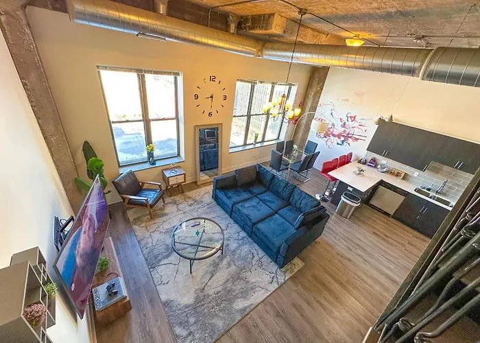 Mccormick Place Luxury Penthouse Duplex With Personal Rooftop With Optional Parking For 8 Guests