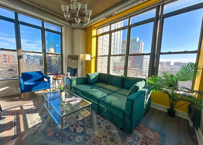 Mccormick Place Luxury Corner Apartment With Optional Parking For 6 Guests